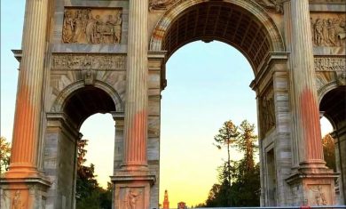 Blitz a Milano di Ultima Generazione: imbrattato di rosa l’Arco della Pace | video