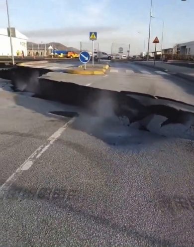 Islanda: crepa a terra spaventa la città di Grindavik | video