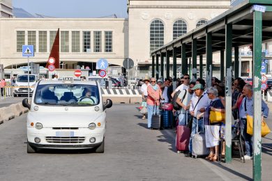 «Sono un tassista di Napoli e guadagno meno di 800 euro al mese…»
