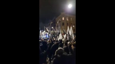 Bandiere di Al Qaeda ed Isis in centro a Copenaghen | video