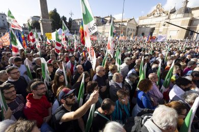 Manifestazione Pd: «Siamo 50 mila; uniti battiamo la destra», dice Elly Schlein