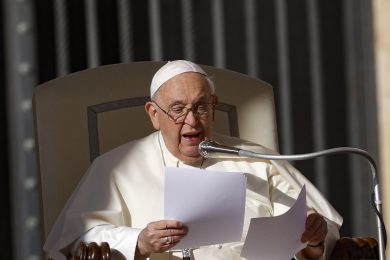 Il Papa: “Sì al battesimo ai trans e i gay possono fare i padrini”
