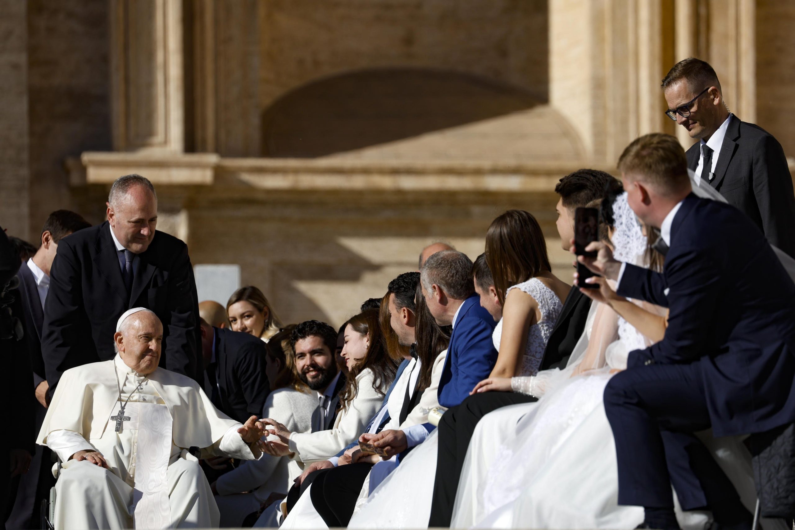 Papa Francesco: “Sì al battesimo ai trans e i gay possono fare i padrini”, ma a queste condizioni