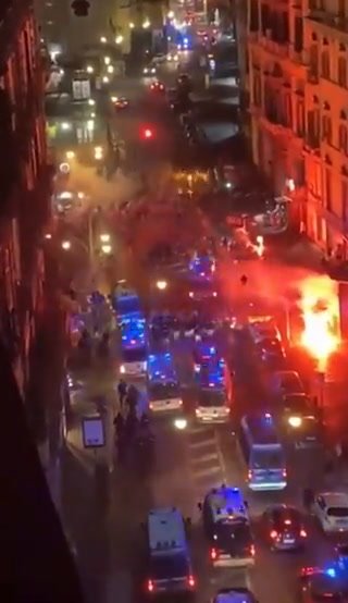 Napoli, scontri tra gli ultras dell’Union Berlino e la polizia I video