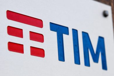Tim, approvata la vendita della rete al fondo Kkr
