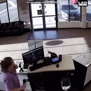 Uomo entra per fare una rapina ma esce a gambe levate e senza pistola | video