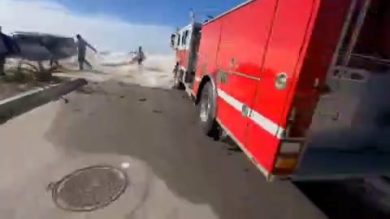 Mareggiata in California. Onda anomala invade le strade di Ventura | video