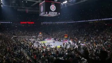 Piovono peluche a Belgrado: l’iniziativa dei tifosi del Partizan | video