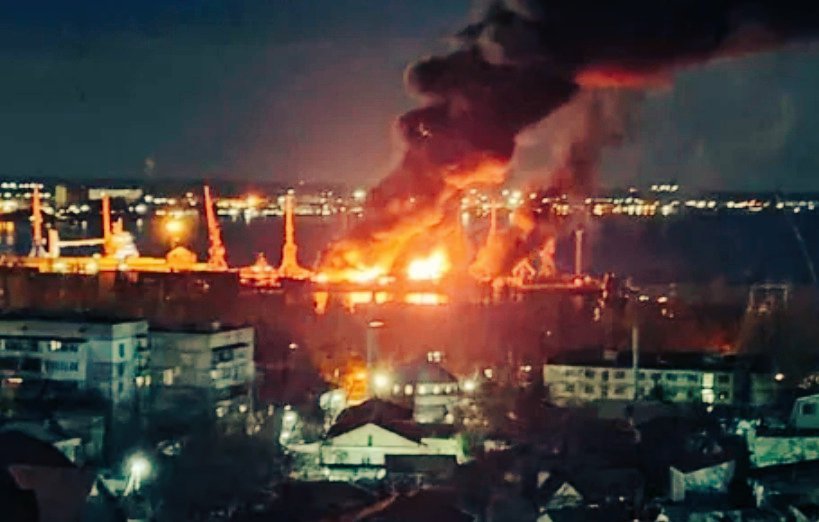 Jet ucraini distruggono nave da guerra russa nel porto di Feodosia Jet ucraini distruggono nave da guerra russa nel porto di Feodosia