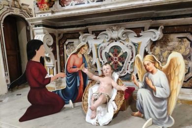 Il presepe con due mamme di Don Vitaliano, il prete influencer