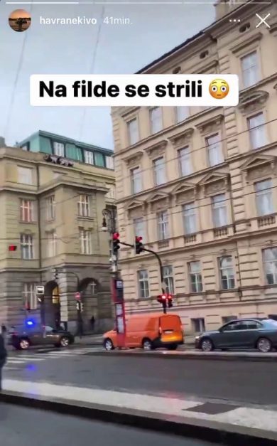 Sparatoria di Praga; ragazzi si aggrappano al balcone per salvarsi | video