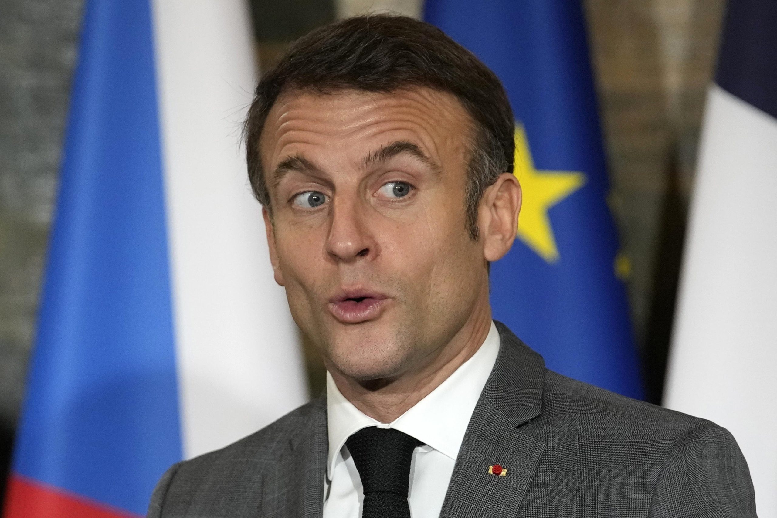 La svolta a destra di Macron sui migranti è la mossa obbligata e disperata per sopravvivere