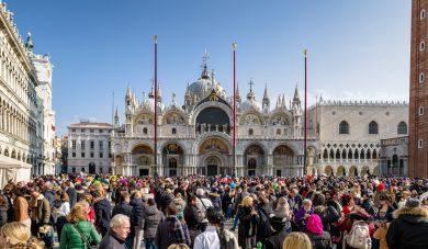 Venezia invasa dai turisti riduce i veneziani a essere “stranieri in patria”