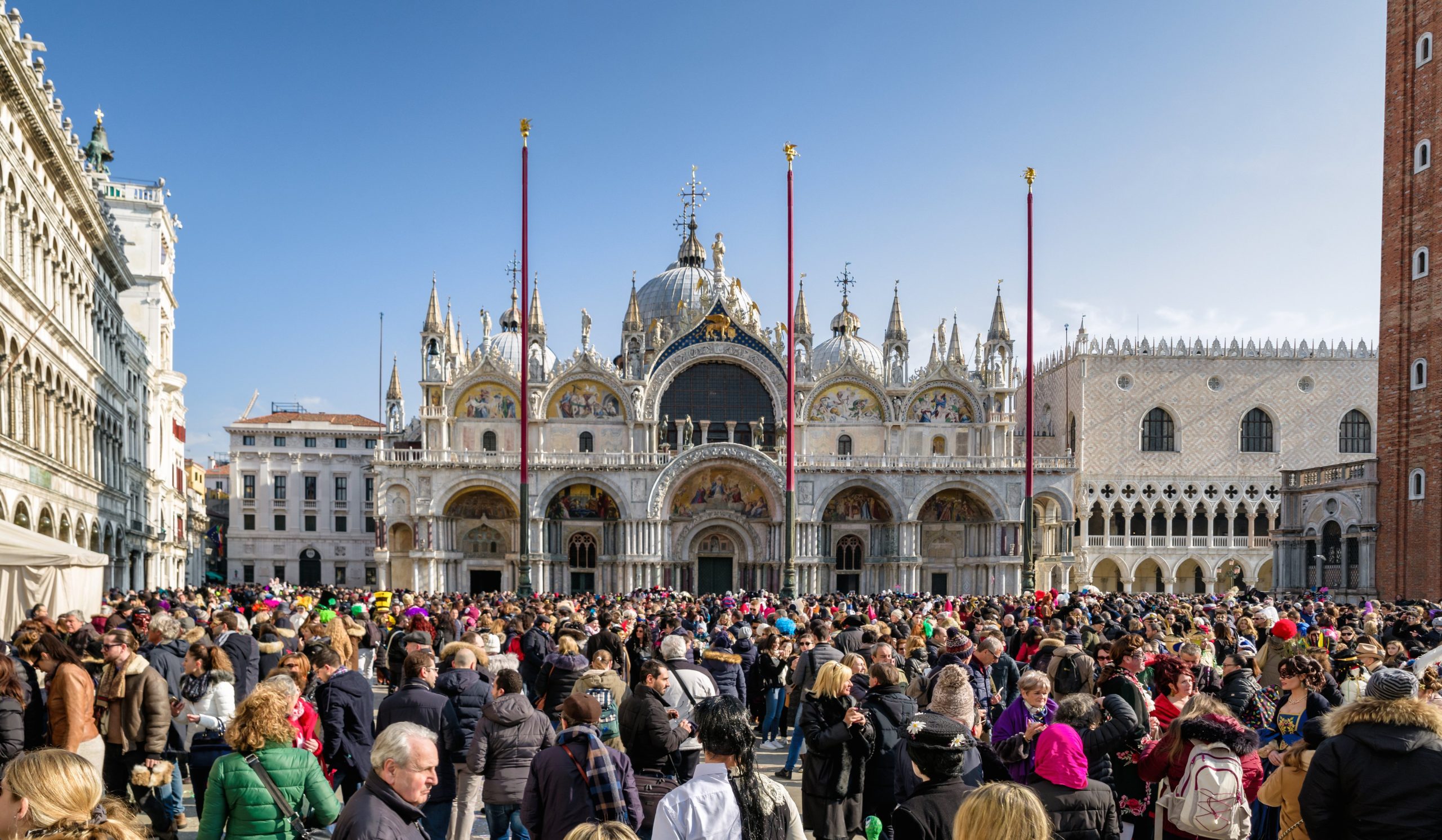 Venezia invasa dai turisti riduce i veneziani a essere “stranieri in patria”