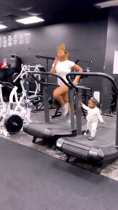Il bambino si allena in palestra con e come la mamma | video