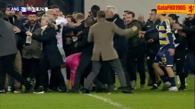 Turchia, arbitro aggredito, preso a calci e pugni | video