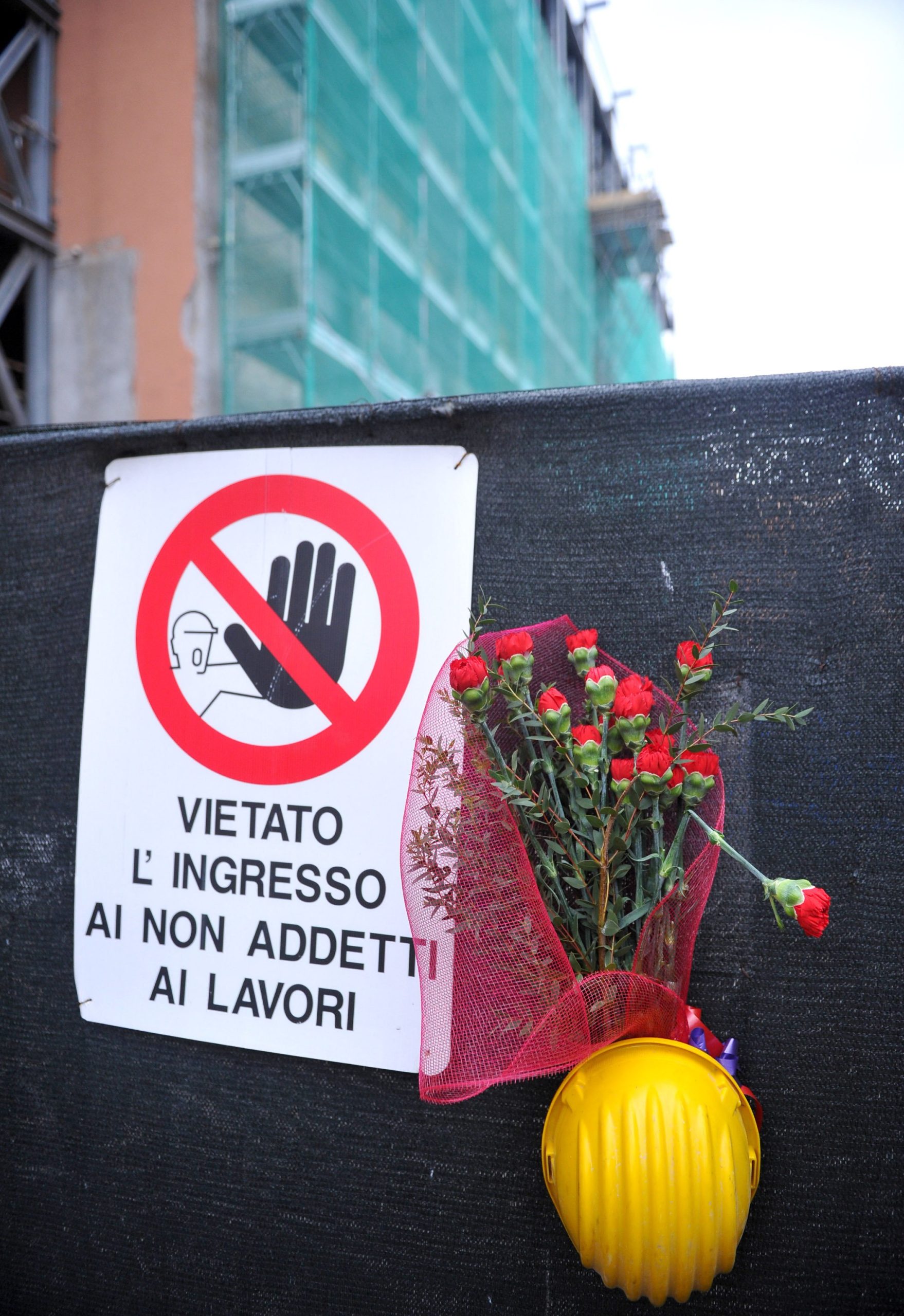 Milano, un operaio muore schiacciato dal carico di una gru