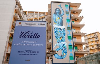 Voiello con il murale di Partenope illumina Napoli