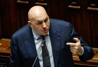 Crosetto alla Camera sulla giustizia: “Non ho attaccato le toghe, contro di me un plotone d’esecuzione”