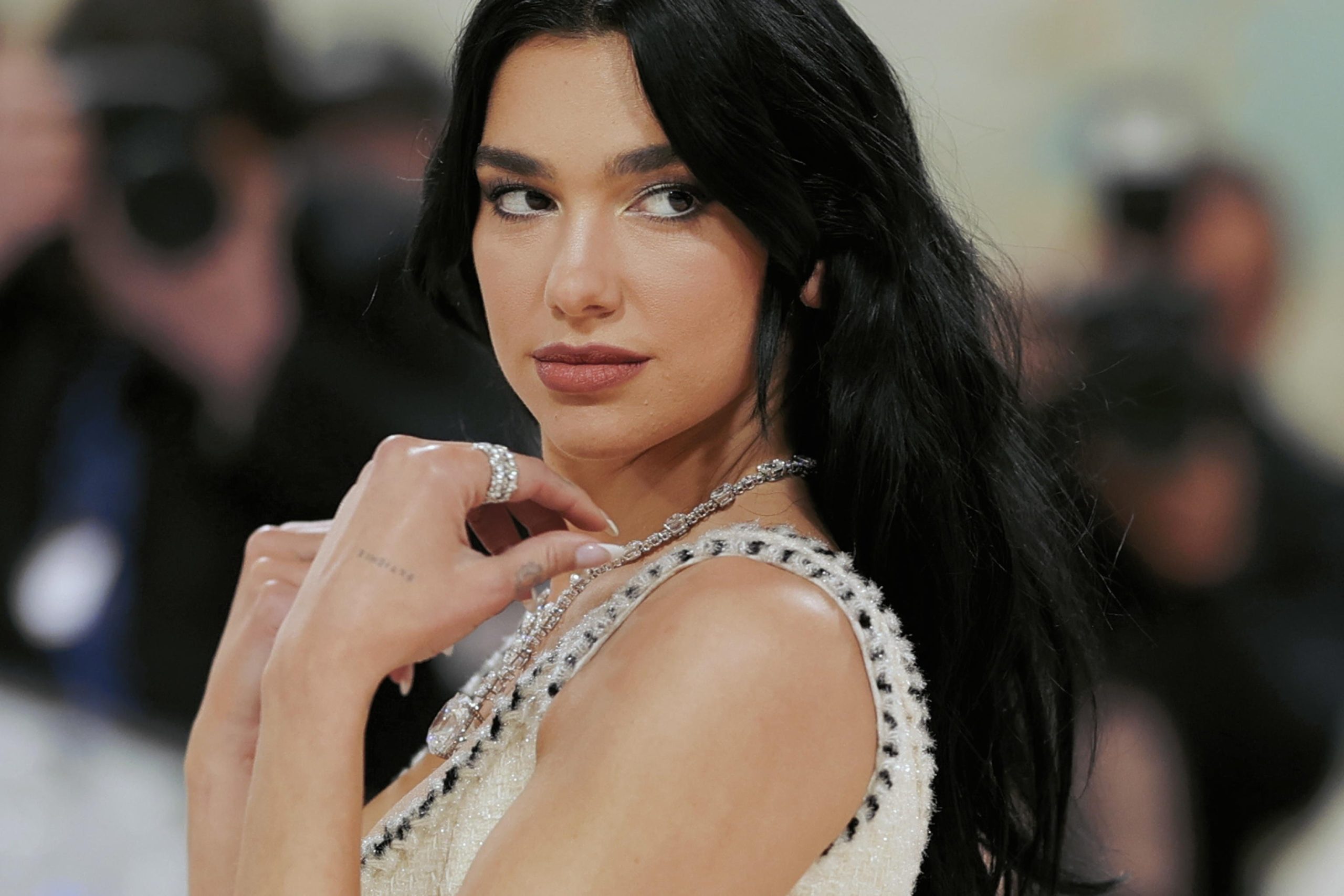Dua Lipa: dopo i Grammy il nuovo singolo, Training season