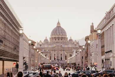 Vaticano: uomo armato di coltello prova a entrare in piazza San Pietro e ferisce un agente