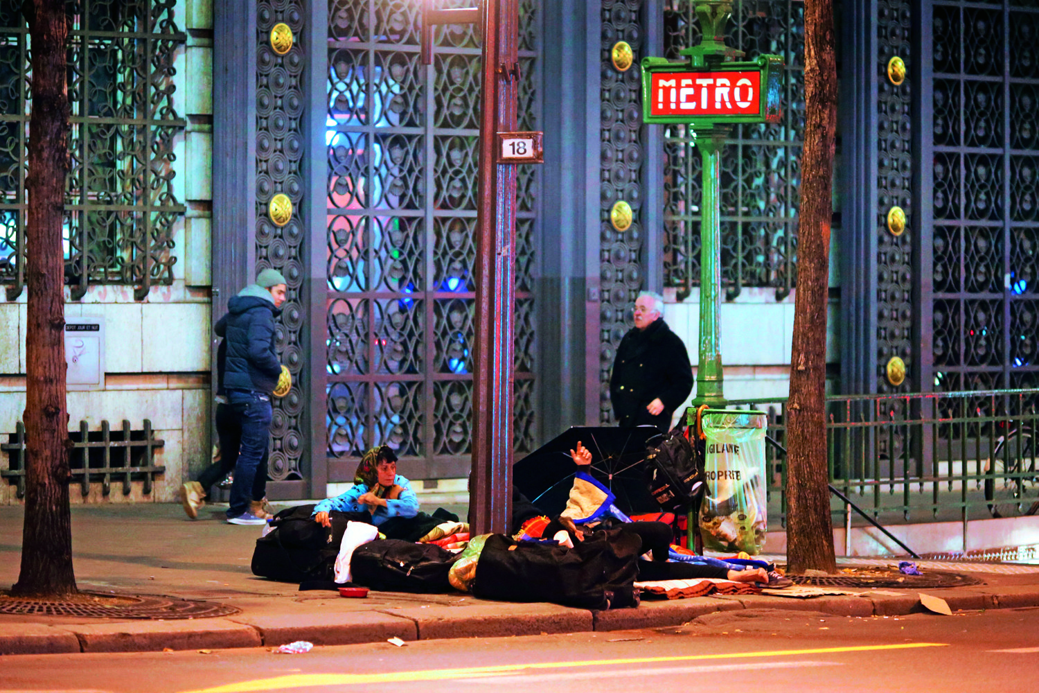 A Parigi trionfano degrado e senza tetto A Parigi trionfano degrado e senza tetto