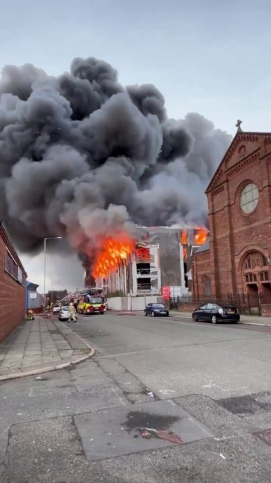 Liverpool, incendio in un palazzo blocca la città | video