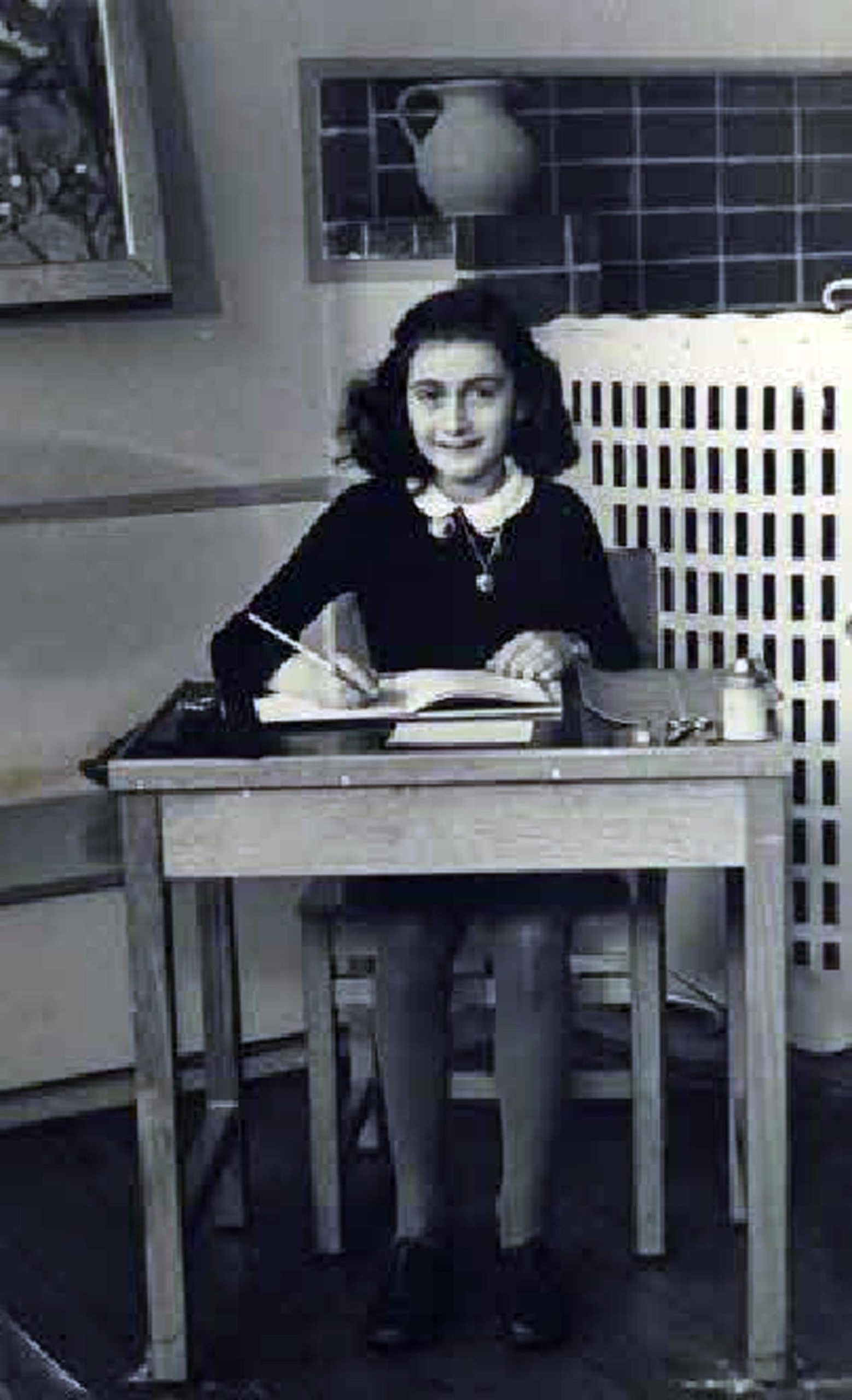 Non tiriamo (ancora) Anna Frank per la giacchetta Non tiriamo (ancora) Anna Frank per la giacchetta