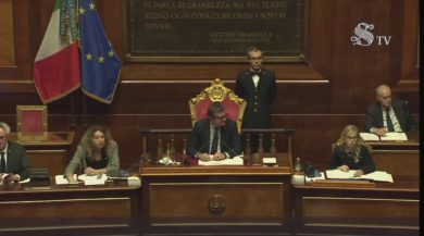 Senato: il centrodestra canta l’Inno di Mameli per l’Autonomia Differenziata | video