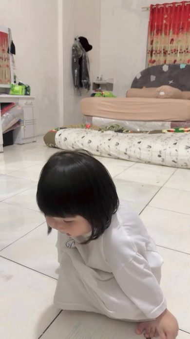 Non resiste al ritmo della musica e balla scatenata