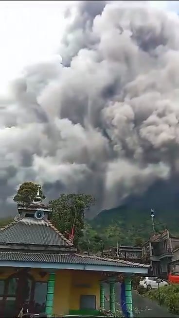 Indonesia, nuova spettacolare eruzione del vulcano sul monte Merapi I video