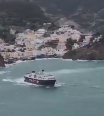 Ponza, traghetto in balia delle onde rischia di ribaltarsi | video
