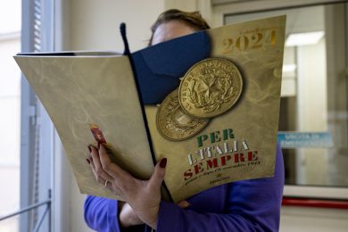 Il calendario dell’Esercito il 2024 inizia con le polemiche – Le foto