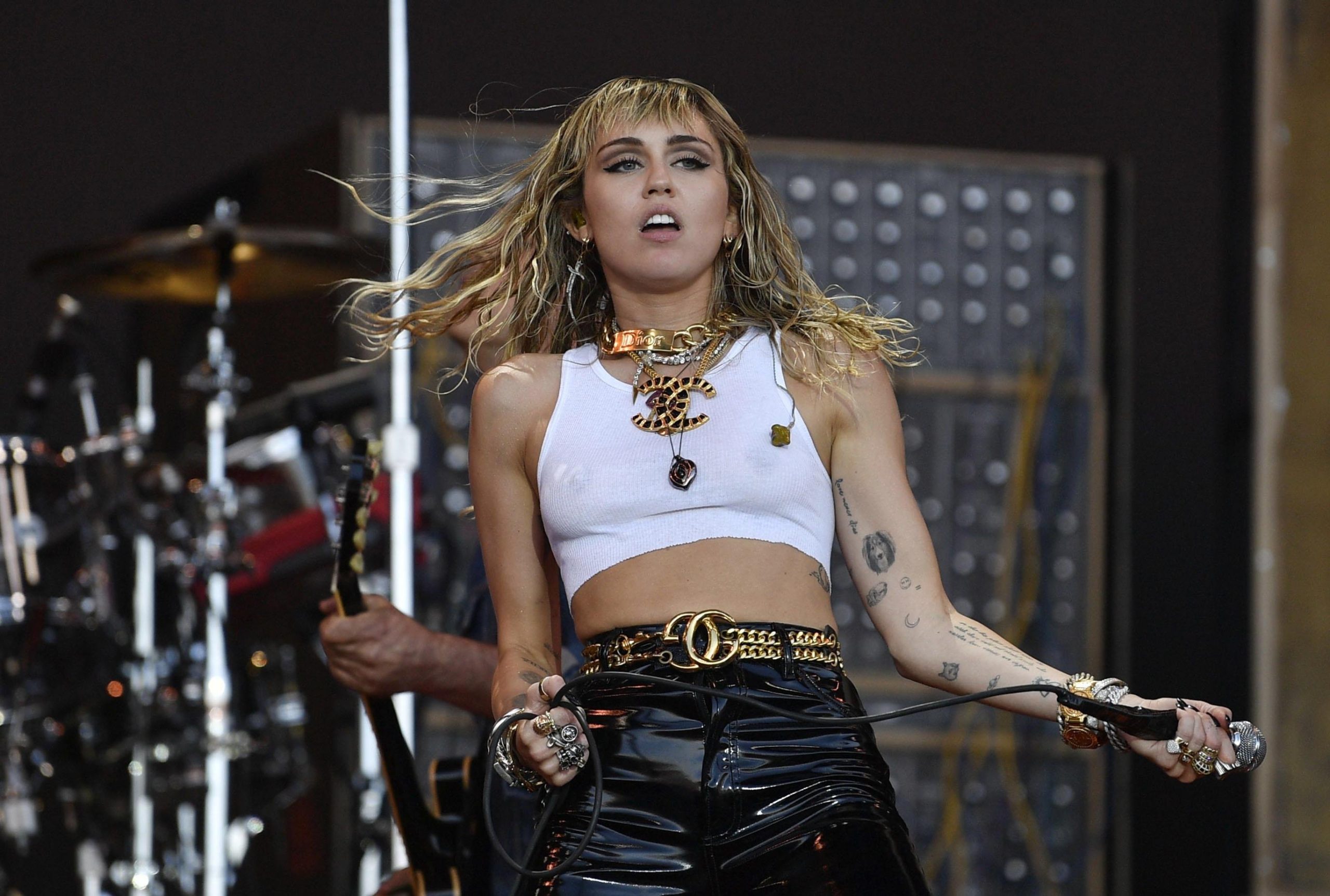 Miley Cyrus, Flowers: un anno da hit mondiale