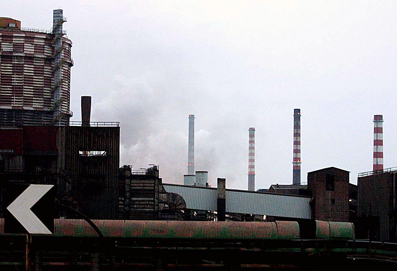 Ex-Ilva, inchiesta sulle emissioni: carabinieri in fabbrica Ex-Ilva, inchiesta sulle emissioni: carabinieri in fabbrica
