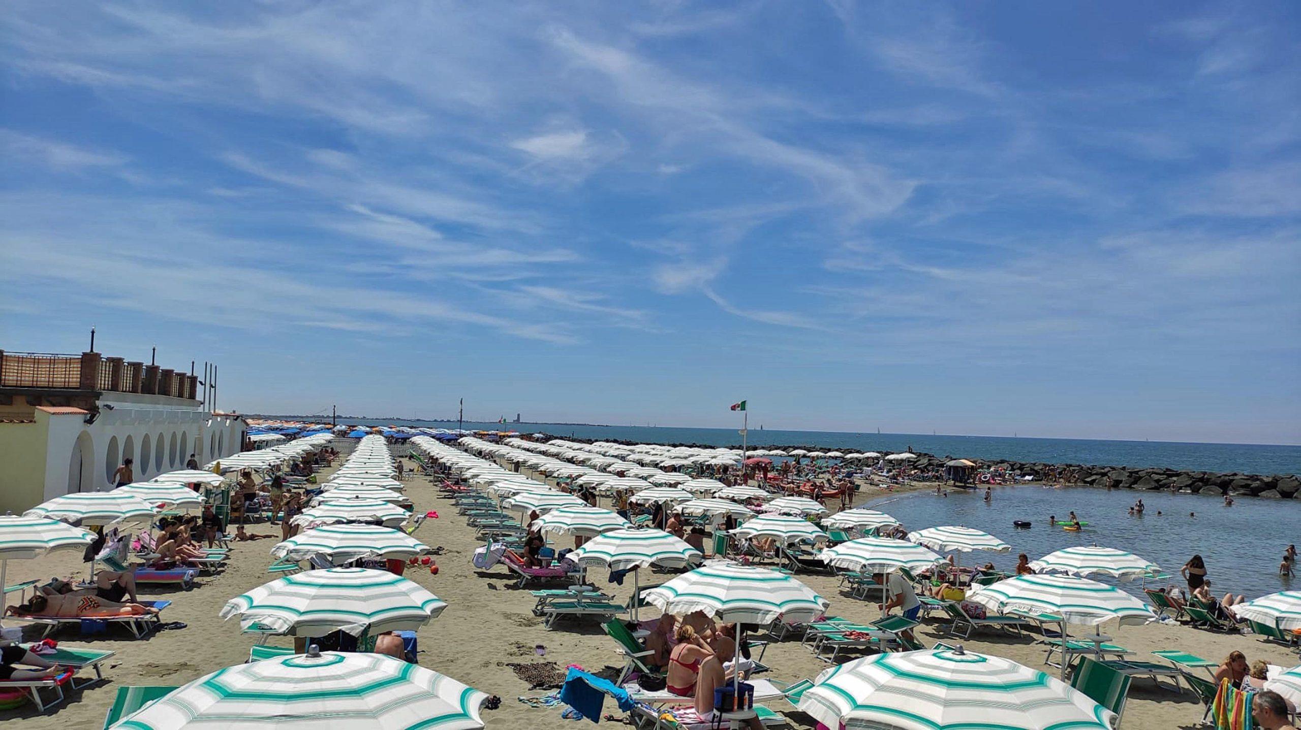 La storia, unica, delle concessioni balneari in Italia