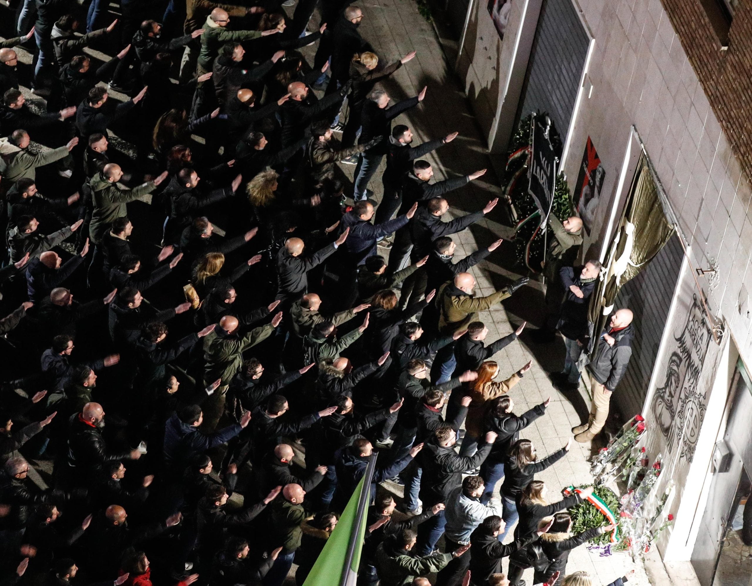 Saluti romani ad Acca Larenzia e la sinistra riattacca con il disco dell’allarme fascismo