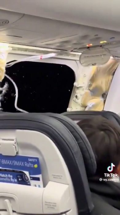 Salta il portellone. Buco nella fusoliera di un aereo della Alaska Airlines | video