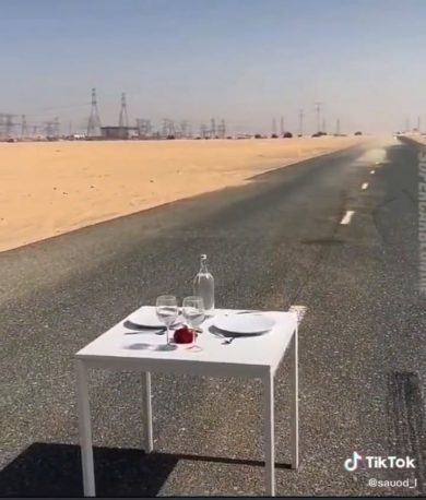 McLaren rimuove con precisione la tovaglia dalla tavola apparecchiata | video