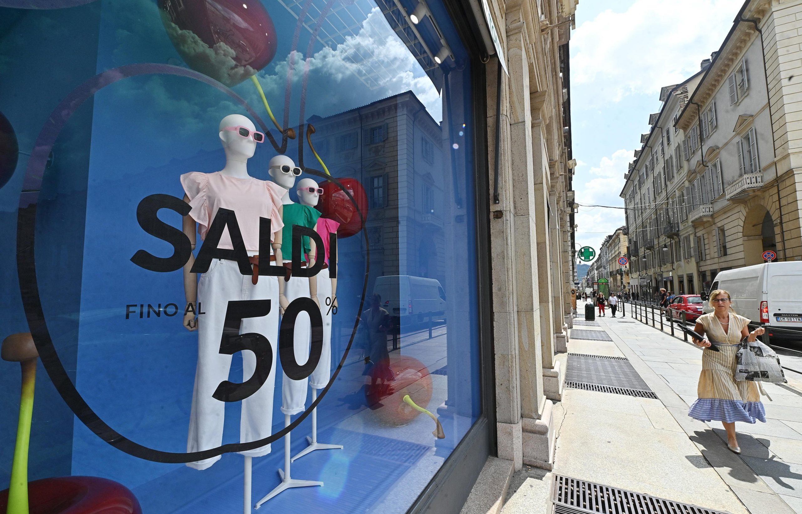 Saldi al via, gli italiani spenderanno 267 euro a testa