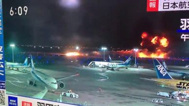 Giappone, aereo in fiamme sulla pista dell’aeroporto di Haneda