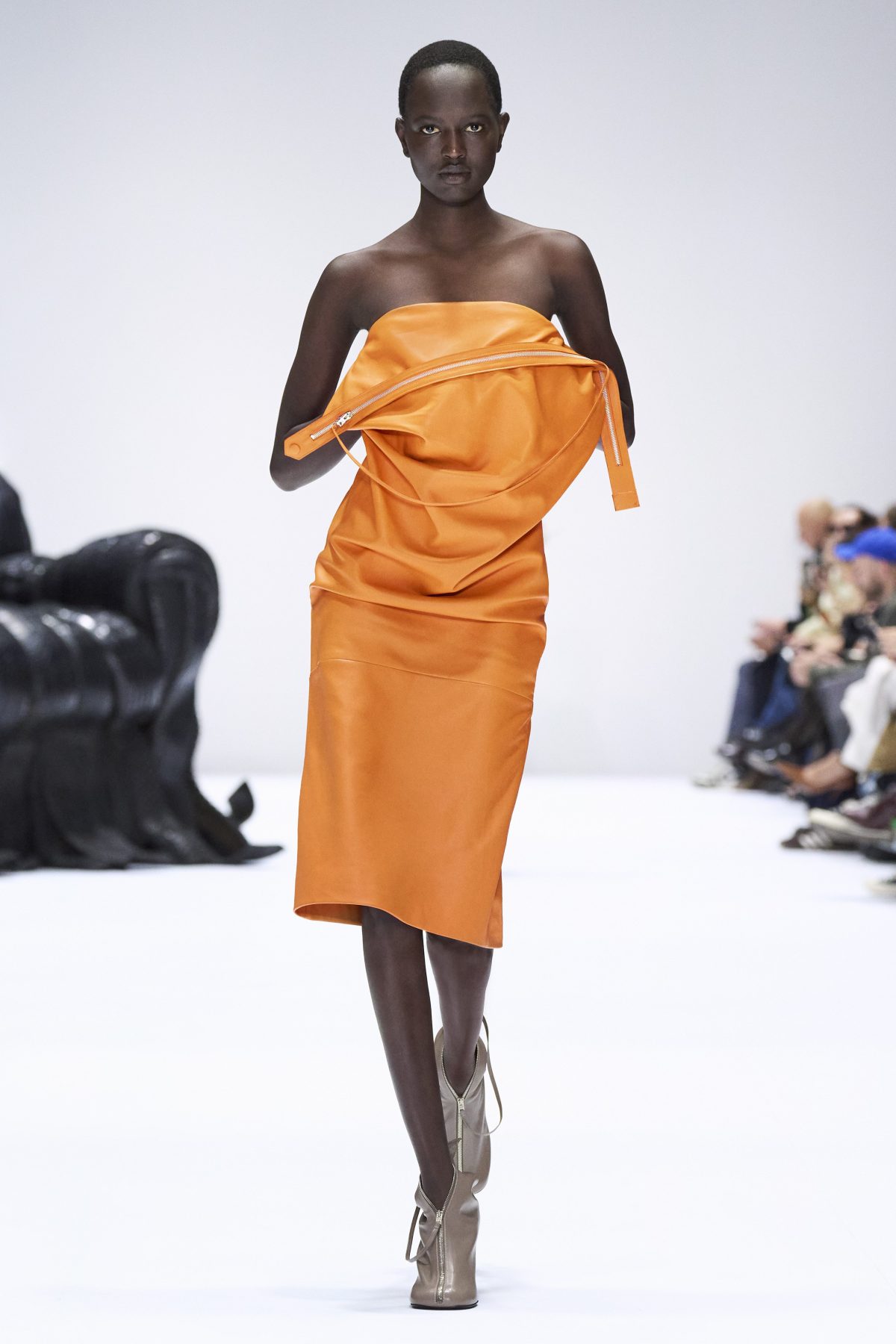 Galleria foto 'Paris Fashion Week, denim e pelle protagonisti in passerella' - foto 21