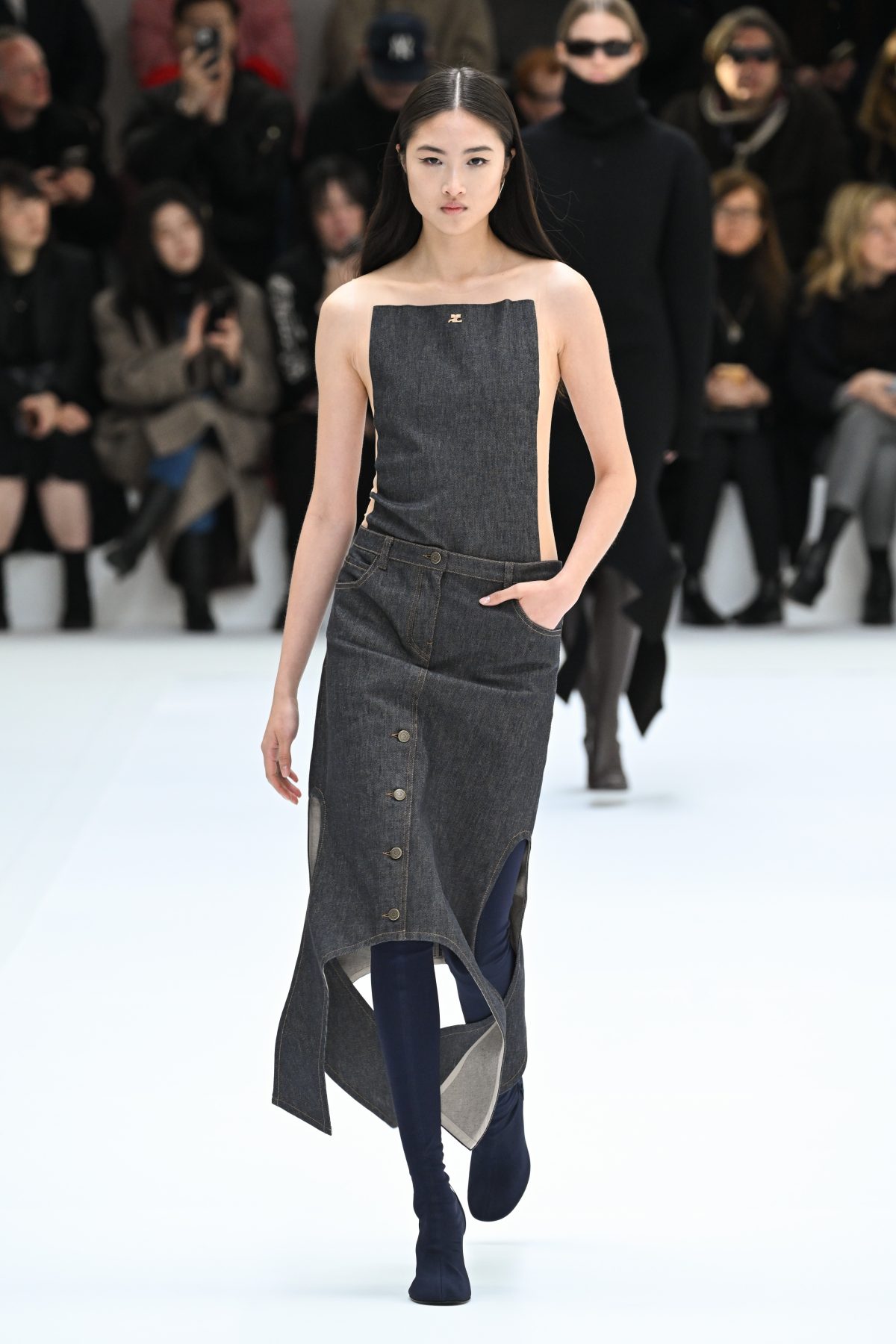 Galleria foto 'Paris Fashion Week, denim e pelle protagonisti in passerella' - foto 29