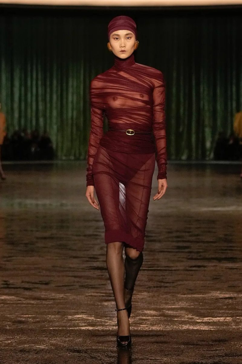 Paris Fashion Week: il new nude di Saint Laurent