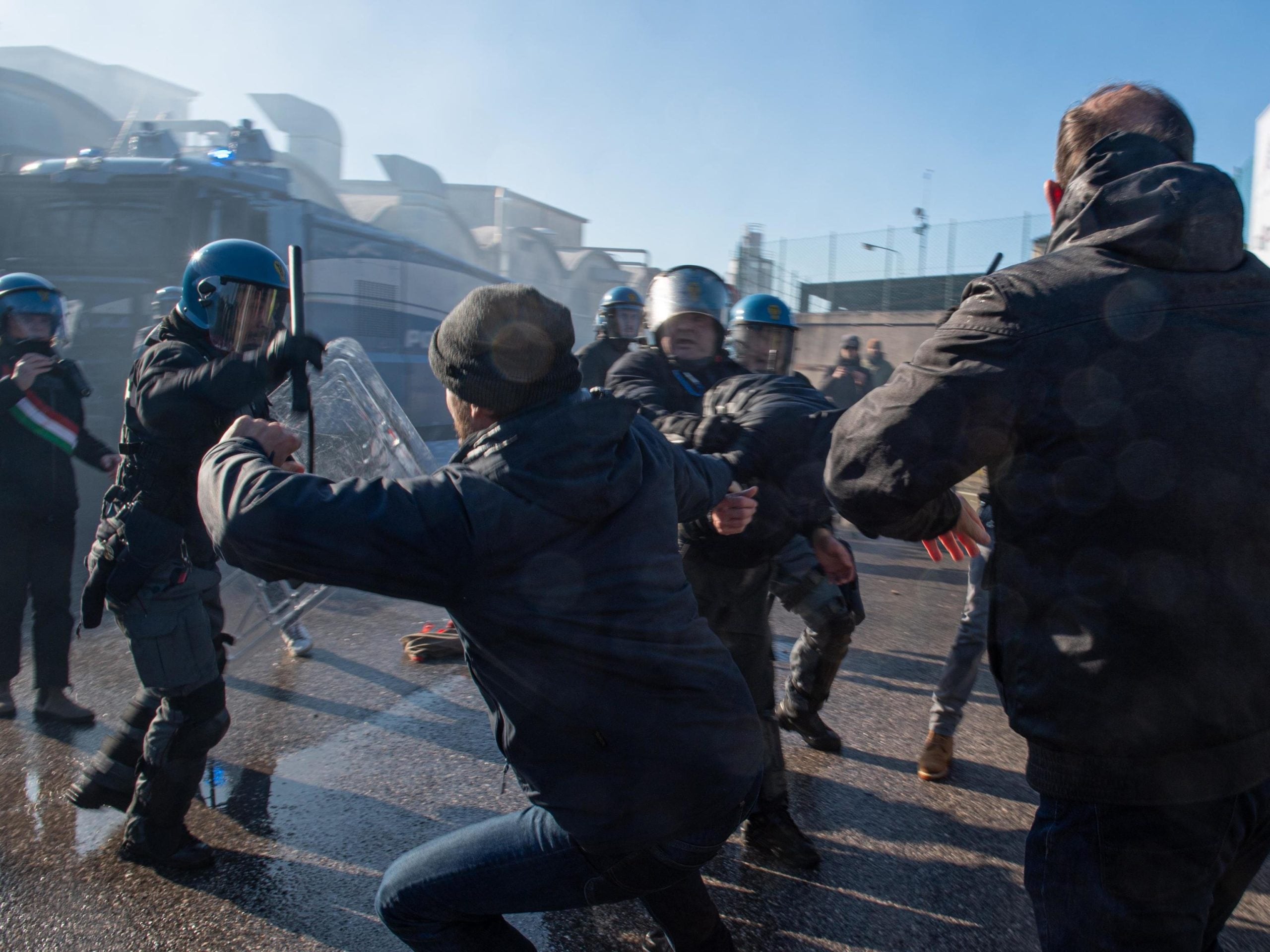 «Non siamo manganellatori violenti». La dura replica dei sindacati di Polizia