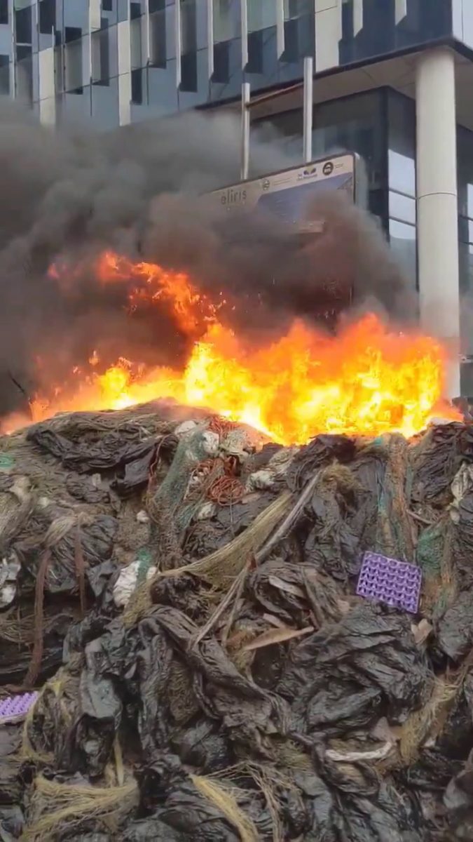 Bruxelles, la protesta degli agricoltori infiamma la città | video