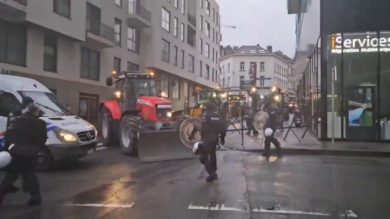 Bruxelles, la protesta degli agricoltori infiamma la città | video