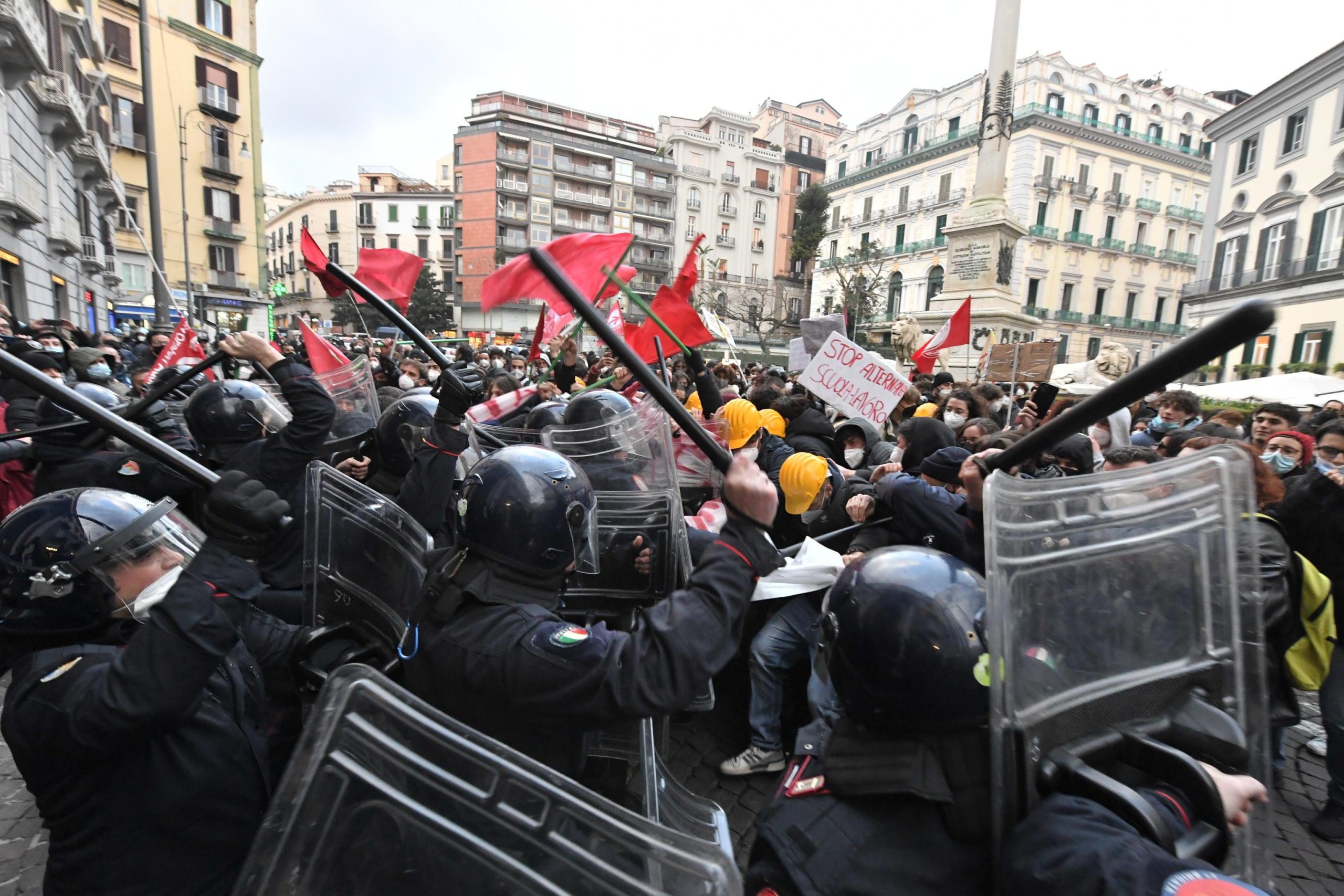 Le cariche agli studenti e le critiche di chi non conosce le regole dell’ordine pubblico