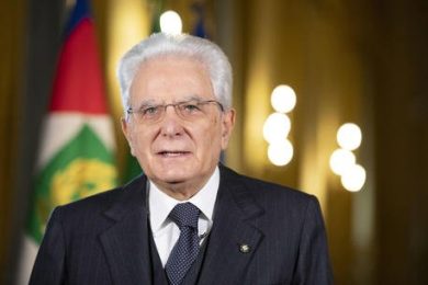 Mattarella: «L’autorevolezza delle Forze dell’Ordine non si misura sui manganelli»