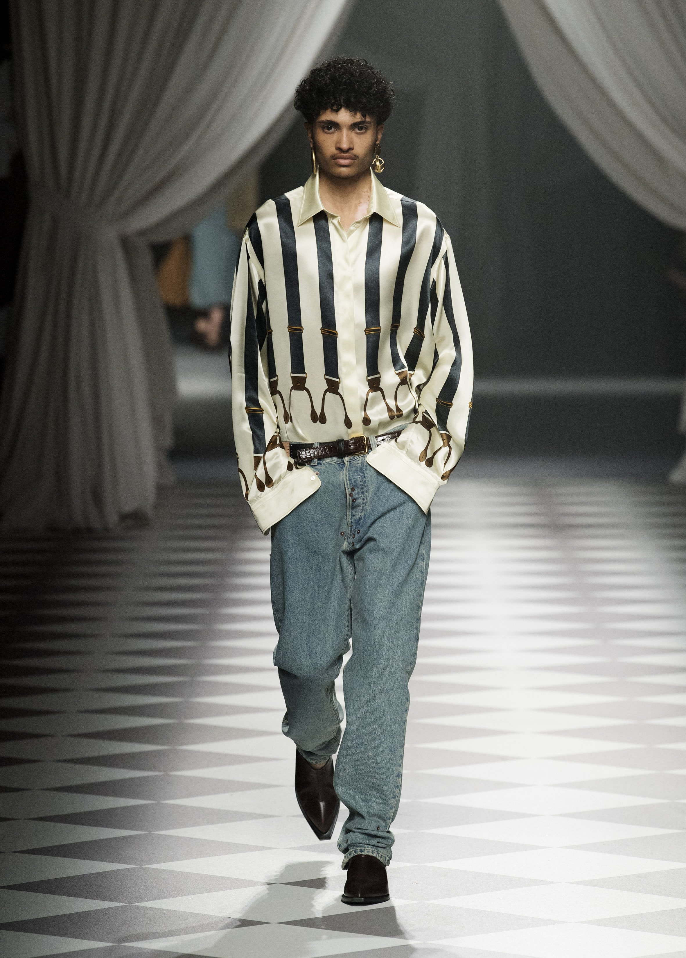 Moschino ritrova la bellezza di un tempo